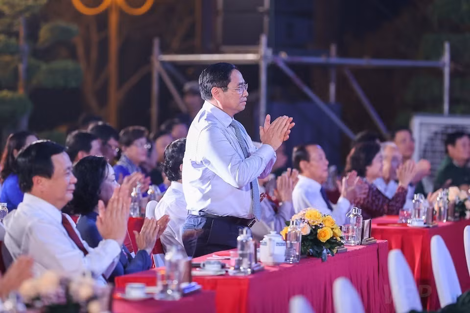 Thủ tướng Phạm Minh Chính dự Cầu truyền hình trực tiếp “Khúc tráng ca hòa bình” tại Thành phố Hồ Chí Minh. (Ảnh: Dương Giang/TTXVN)