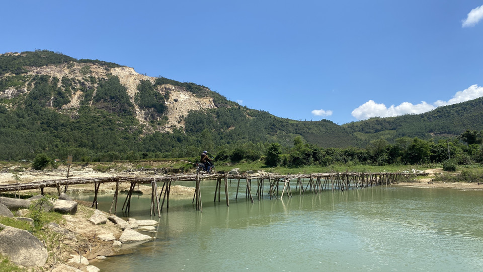 Cây cầu tạm có chiều dài hơn 100m, việc đi lại qua cầu rất khó khăn, nguy hiểm. (Ảnh: Tường Quân/TTXVN)