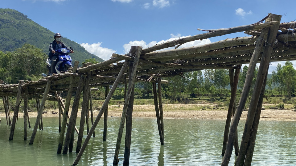 Chân cầu tạm được chằng chống bằng các loại cây nhỏ, dễ sụt gãy. (Ảnh: Tường Quân/TTXVN)