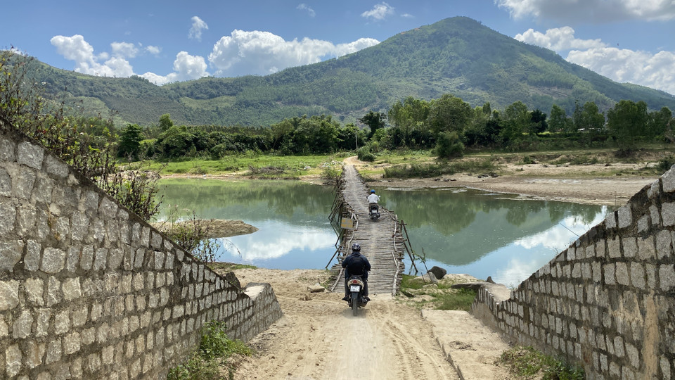 Cầu tạm bắt qua sông Hà Thanh được người dân thôn Cảnh An 1 xây dựng hằng năm vì luôn bị nước lũ cuốn trôi. (Ảnh: Tường Quân/TTXVN)