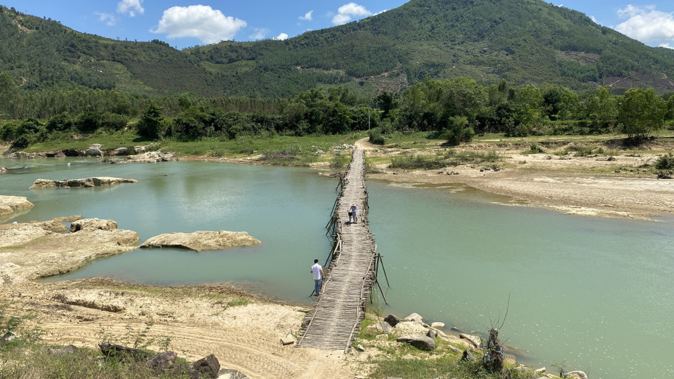 Hằng năm người dân thôn Cảnh An 1 lại góp tiền của, công sức để xây dựng lại cầu tạm. (Ảnh: Tường Quân/TTXVN)
