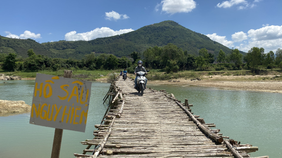 Đoạn sông tại khu vực cầu tạm có những hố sâu nguy hiểm. (Ảnh: Tường Quân/TTXVN)