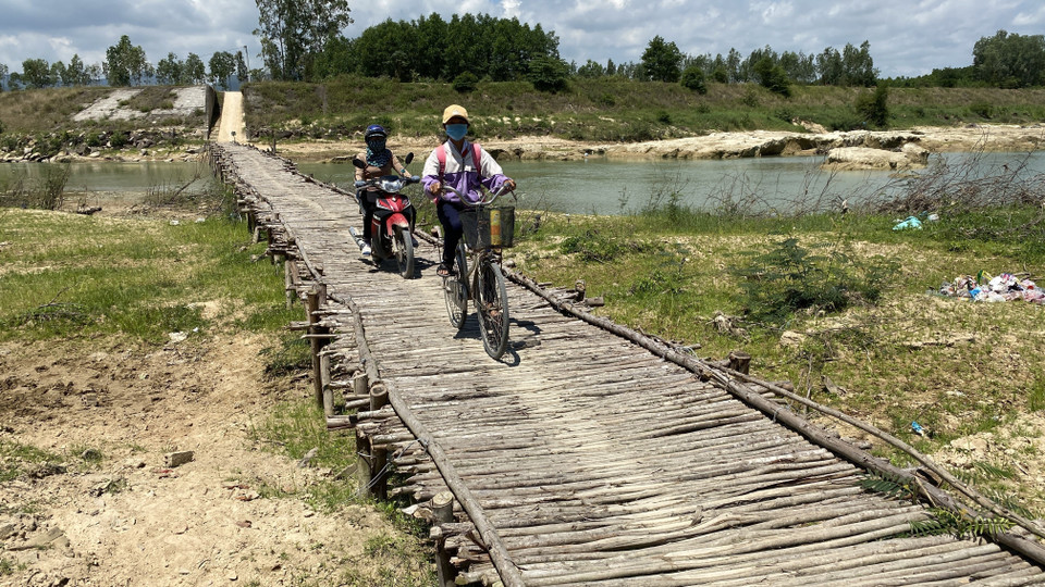 Cây cầu tạm bắc qua sông Hà Thanh thuộc địa phận thôn Cảnh An 1, xã Phước Thành, huyện Tuy Phước, tỉnh Bình Định. (Ảnh: Tường Quân/TTXVN)
