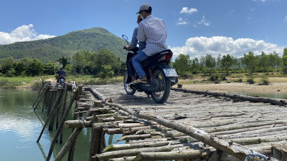 Người dân nơi đây luôn mong mỏi có một cây cầu kiên cố để thuận tiện đi lại, phát triển kinh tế. (Ảnh: Tường Quân/TTXVN)