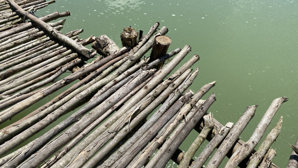 Mặt cầu được đan kết từ phần ngọn cây, không có lan can. Khi nhiều phương tiện cùng đi qua thì cây cầu bị rung lắc. (Ảnh: Tường Quân/TTXVN)