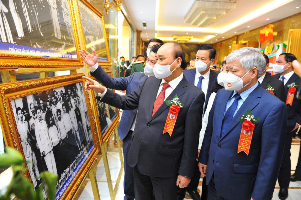 Chủ tịch nước Nguyễn Xuân Phúc tham quan triển lãm ảnh và gian trưng bày các đặc sản của tỉnh Hà Giang. (Ảnh: Minh Đức/TTXVN)