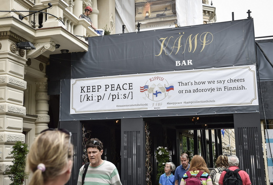 Một tấm biển căng trên quán bar với dòng chữ 'Hãy gìn giữ Hòa bình' để chào đón cuộc gặp gữa Tổng thống Mỹ Donald Trump và Tổng thống Nga Vladimir Putin tại Helsinki, Phần Lan ngày 12/7. (Ảnh: AFP/TTXVN)