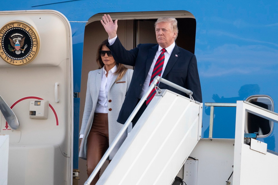 Tổng thống Mỹ Donald Trump (phải) và phu nhân Melania Trump tới Helsinki, Phần Lan, ngày 15/7. (Nguồn: THX/ TTXVN)