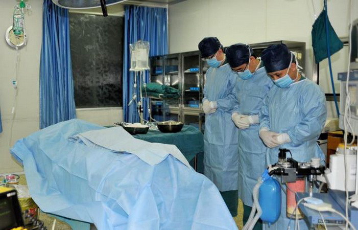 Cậu bé đã gần như bị liệt hoàn toàn trong những ngày cuối đời, với mong ước có thể cứu sống mẹ cậu. (Nguồn: Daily Mail)