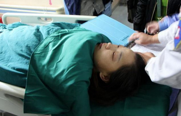 Chị Zhou ngày càng yếu, cần phải được ghép thận, và Chen nhất quyết không cho mẹ cậu từ chối. (Nguồn: Daily Mail)