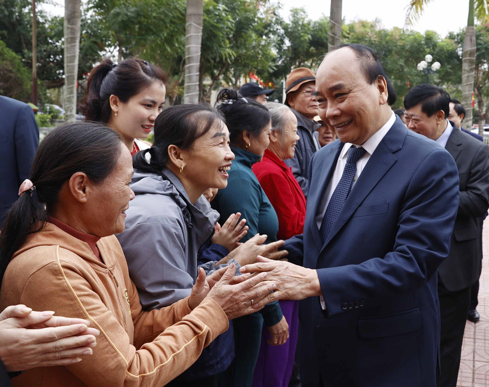 Sáng 3/12, tại xã Quỳnh Đôi, huyện Quỳnh Lưu, tỉnh Nghệ An, Chủ tịch nước Nguyễn Xuân Phúc đã đến tặng quà cho gia đình chính sách, người có công với cách mạng, tặng 30 nhà tình nghĩa cho gia đình có hoàn cảnh khó khăn. (Ảnh: Thống Nhất/TTXVN)