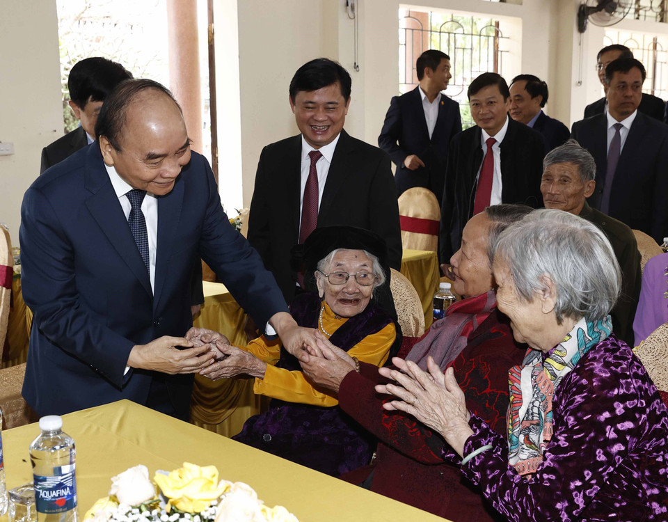 Chủ tịch nước Nguyễn Xuân Phúc với người dân xã Quỳnh Đôi, huyện Quỳnh Lưu, tỉnh Nghệ An. (Ảnh: Thống Nhất/TTXVN)