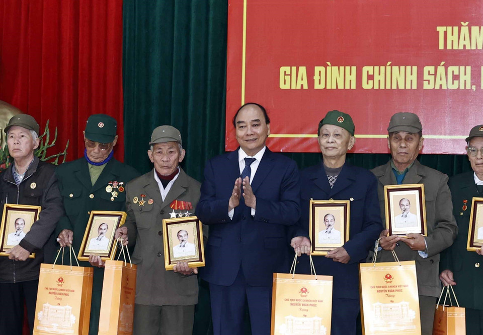 Chủ tịch nước Nguyễn Xuân Phúc tặng quà cho gia đình chính sách, người có công với cách mạng xã Quỳnh Đôi, huyện Quỳnh Lưu, tỉnh Nghệ An. (Ảnh: Thống Nhất/TTXVN) 