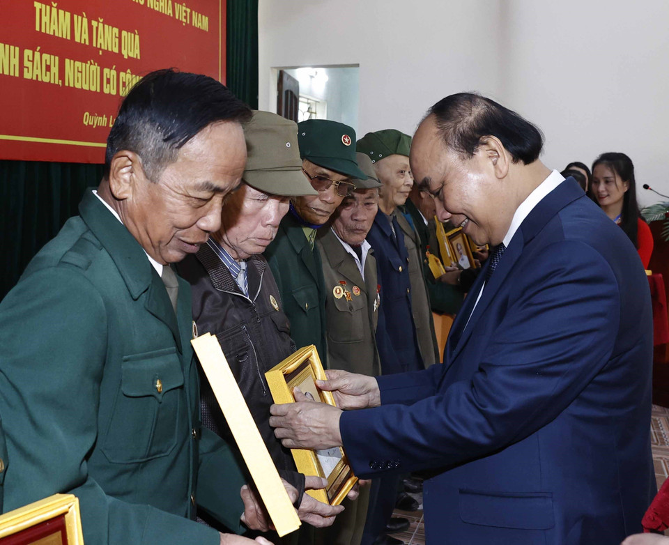 Hình ảnh Chủ tịch nước Nguyễn Xuân Phúc tặng quà cho gia đình chính sách, người có công với cách mạng ở xã Quỳnh Đôi, huyện Quỳnh Lưu, tỉnh Nghệ An. (Ảnh: Thống Nhất/TTXVN)