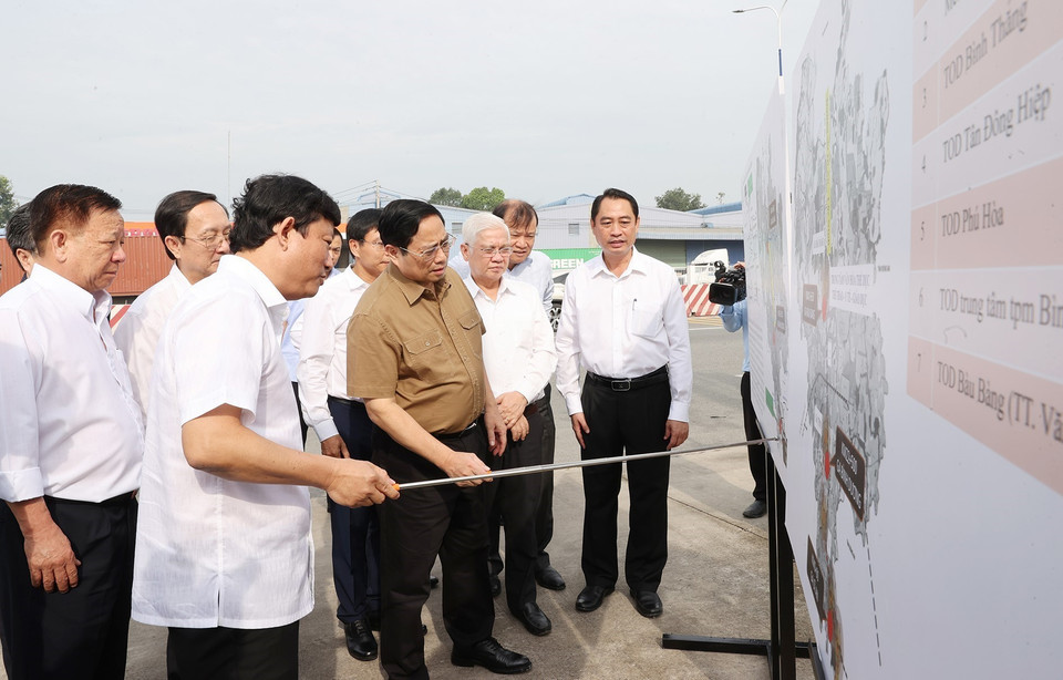 Thủ tướng Phạm Minh Chính khảo sát tuyến đường sắt Bàu Bàng-Thị Vải, Cái Mép; Quy hoạch tuyến Metro Suối Tiên-Thành phố Mới Bình Dương-Bàu Bàng; điều chỉnh vị trí quy hoạch ga An Bình và ga Dĩ An. (Ảnh: Dương Giang/TTXVN)