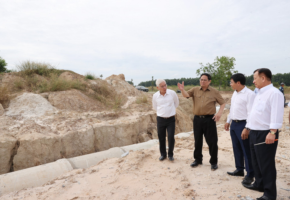 Thủ tướng Phạm Minh Chính khảo sát tuyến đường Vành Đai 4 đến đường Mỹ Phước-Tân Vạn. (Ảnh: Dương Giang/TTXVN)