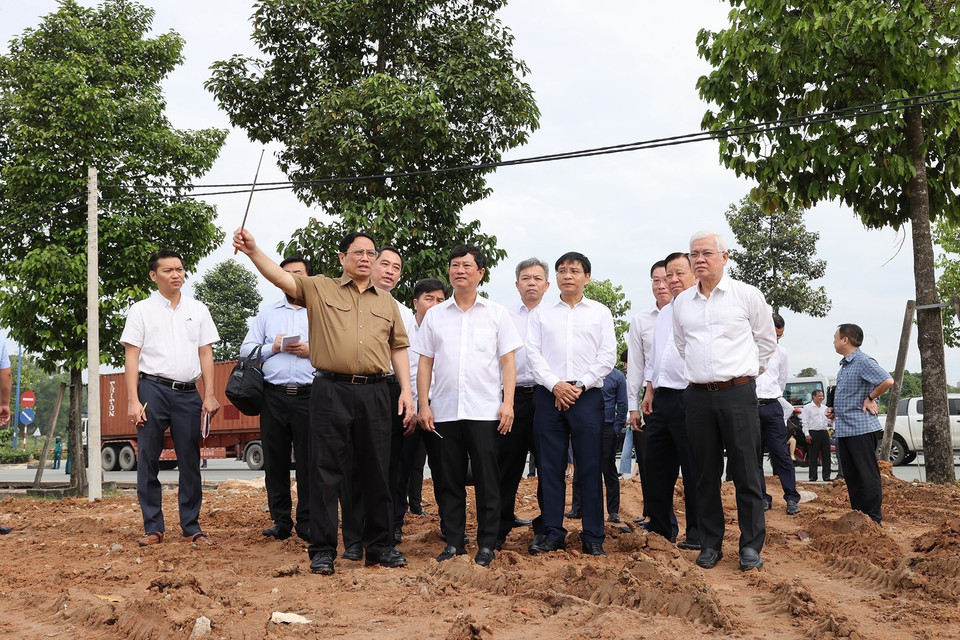 Thủ tướng Phạm Minh Chính khảo sát tuyến Vành đai 3 thành phố Hồ Chí Minh đoạn qua địa bàn tỉnh Bình Dương. (Ảnh: Dương Giang/TTXVN)