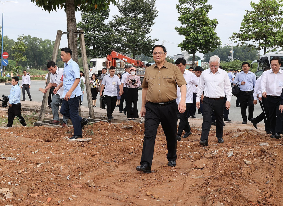 Sáng 3/12, Thủ tướng Phạm Minh Chính và đoàn công tác đi khảo sát các dự án đường giao thông, khu công nghiệp trọng điểm tại Bình Dương. (Ảnh: Dương Giang/TTXVN)
