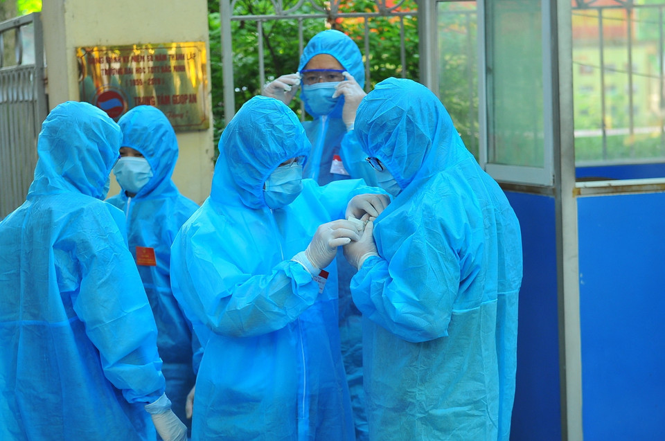 Lực lượng chức năng làm nhiệm vụ tại đơn vị bầu cử số 7, Khu cách ly trong Trường Đại học Thể dục Thể thao, phường Trang Hạ, thị xã Từ Sơn. (Ảnh: Minh Đức/TTXVN)