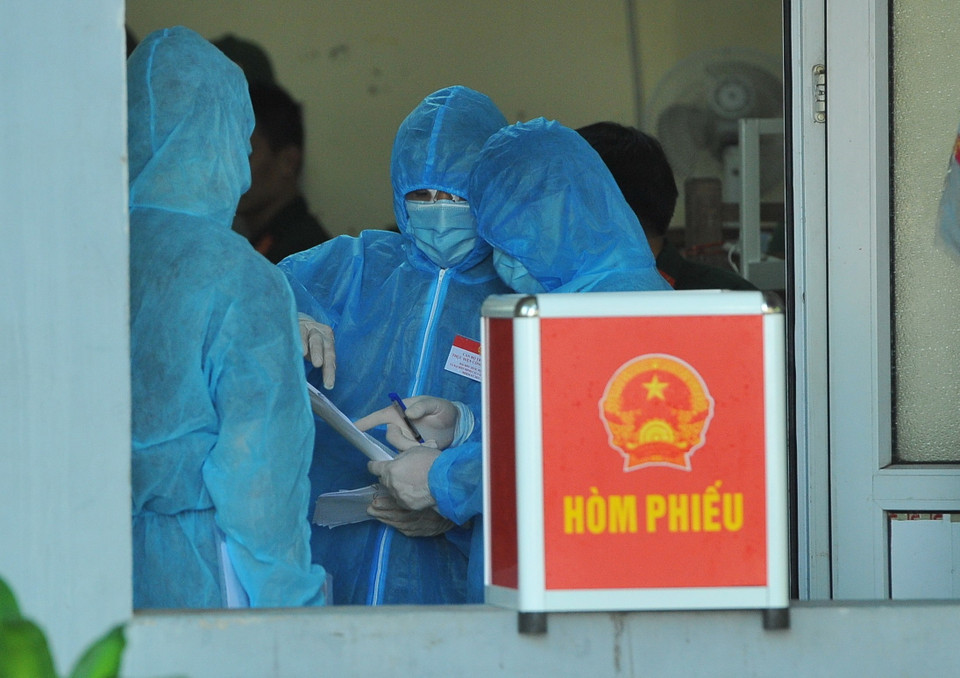 Lực lượng chức năng làm nhiệm vụ tại đơn vị bầu cử số 7, Khu cách ly trong Trường Đại học Thể dục Thể thao, phường Trang Hạ, thị xã Từ Sơn. (Ảnh: Minh Đức/TTXVN)