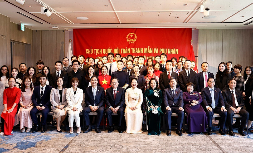 Chủ tịch Quốc hội Trần Thanh Mẫn và Phu nhân chụp ảnh lưu niệm với đại biểu. (Ảnh: Doãn Tấn/TTXVN)