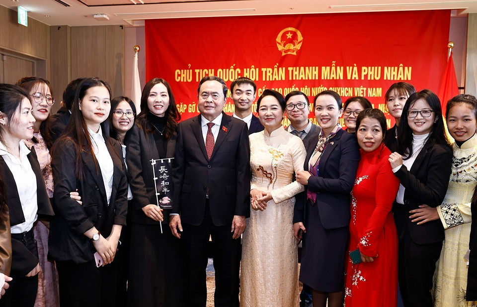 Chủ tịch Quốc hội Trần Thanh Mẫn và Phu nhân với đại diện cộng đồng người Việt Nam tại khu vực Kyushu, Okinawa và Trung Nam Nhật Bản. (Ảnh: Doãn Tấn/TTXVN)