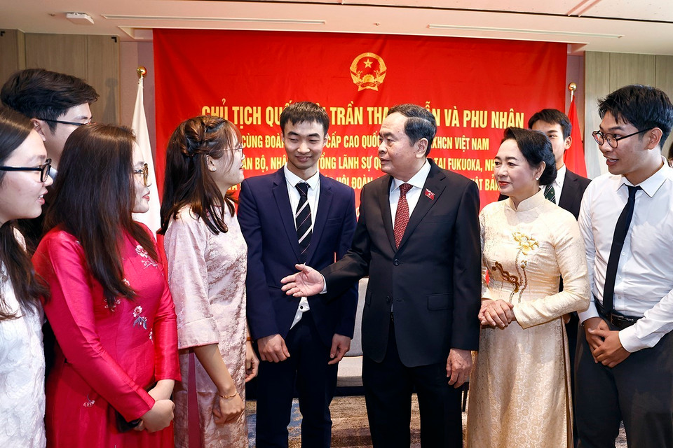 Chủ tịch Quốc hội Trần Thanh Mẫn và Phu nhân với đại diện cộng đồng người Việt Nam tại khu vực Kyushu, Okinawa và Trung Nam Nhật Bản. (Ảnh: Doãn Tấn/TTXVN)