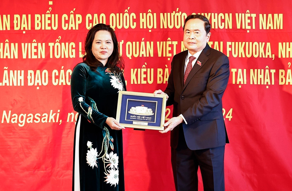 Chủ tịch Quốc hội Trần Thanh Mẫn tặng quà Tổng lãnh sự quán Việt Nam tại Fukuoka. (Ảnh: Doãn Tấn/TTXVN)