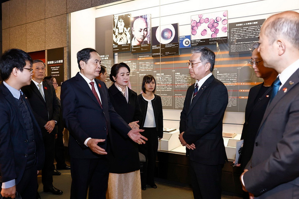 Chủ tịch Quốc hội Trần Thanh Mẫn và Phu nhân thăm Bảo tàng bom nguyên tử Nagasaki. (Ảnh: Doãn Tấn/TTXVN)