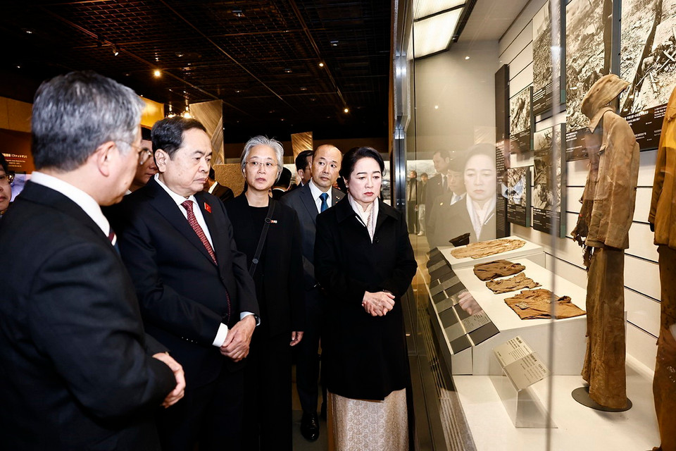 Chủ tịch Quốc hội Trần Thanh Mẫn và Phu nhân thăm Bảo tàng bom nguyên tử Nagasaki. (Ảnh: Doãn Tấn/TTXVN)