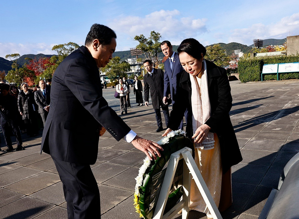 Chủ tịch Quốc hội Trần Thanh Mẫn và Phu nhân đến đặt vòng hoa tưởng niệm nạn nhân bom nguyên tử tại Công viên Hòa bình. (Ảnh: Doãn Tấn/TTXVN)