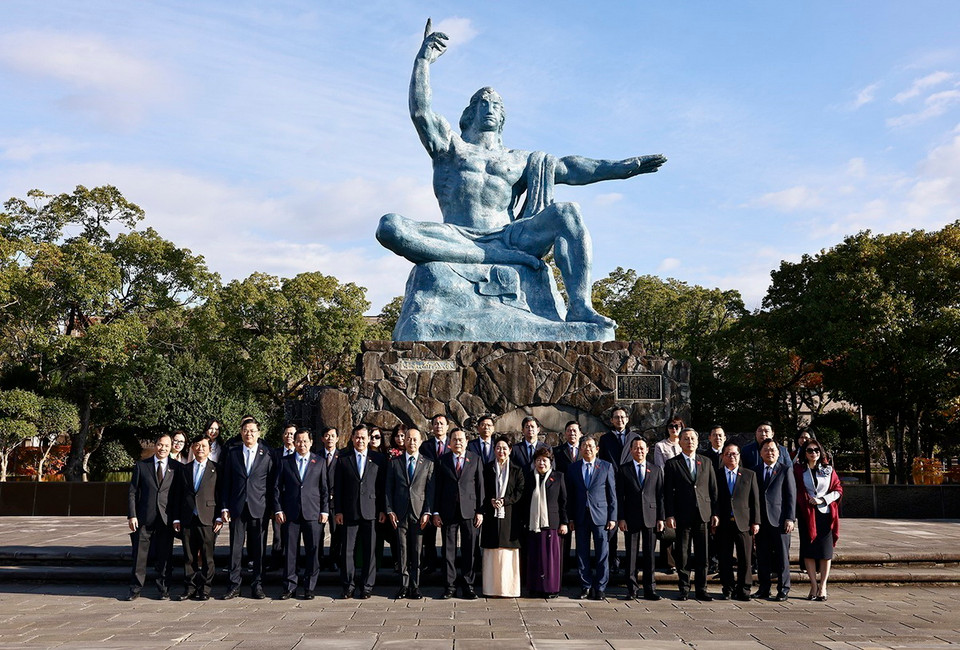 Chủ tịch Quốc hội Trần Thanh Mẫn và Phu nhân với đại biểu tại Công viên Hòa bình. (Ảnh: Doãn Tấn/TTXVN)