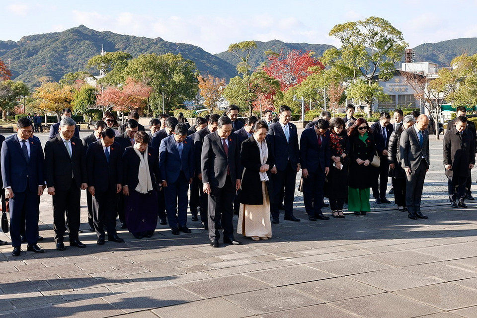 Chủ tịch Quốc hội Trần Thanh Mẫn và Phu nhân đến đặt vòng hoa tưởng niệm nạn nhân bom nguyên tử tại Công viên Hòa bình. (Ảnh: Doãn Tấn/TTXVN)