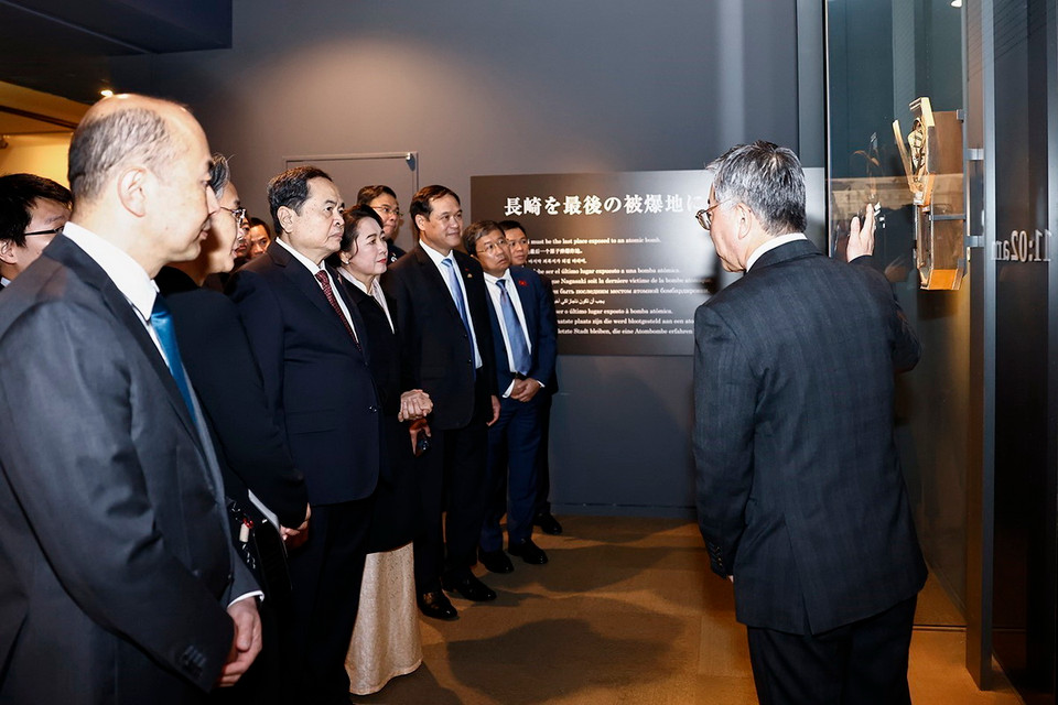 Chủ tịch Quốc hội Trần Thanh Mẫn và Phu nhân thăm Bảo tàng bom nguyên tử Nagasaki. (Ảnh: Doãn Tấn/TTXVN)