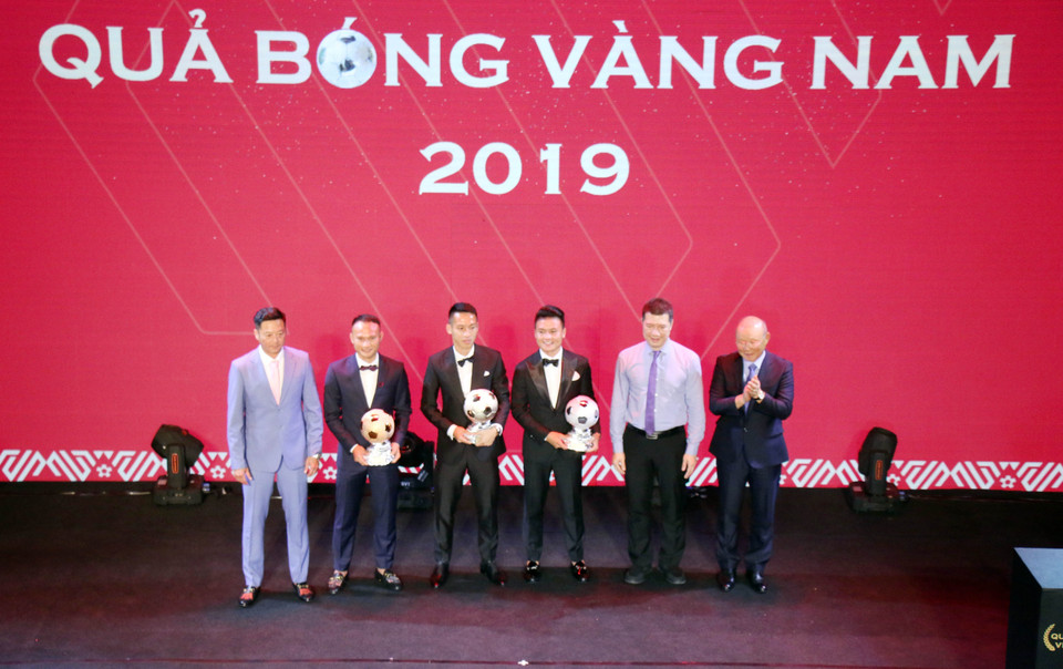 Vinh danh các cầu thủ giành Quả bóng Vàng, Bạc, Đồng nam năm 2019. (Ảnh: Tiến Lực/TTXVN)