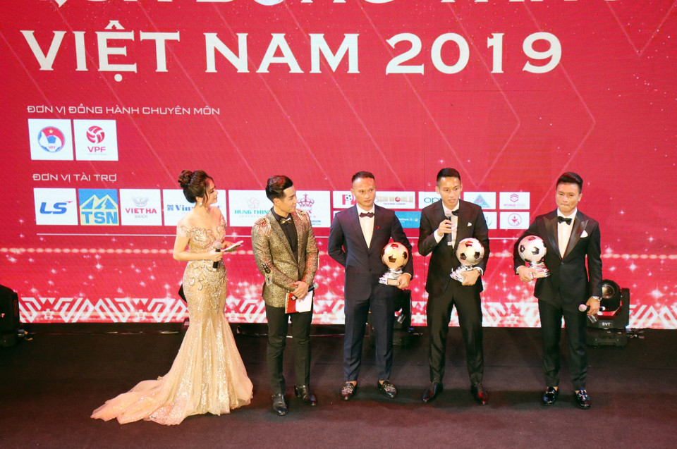 Quả bóng Vàng Việt Nam 2019 Đỗ Hùng Dũng chia sẻ cảm xúc tại buổi lễ. (Ảnh: Tiến Lực/TTXVN)