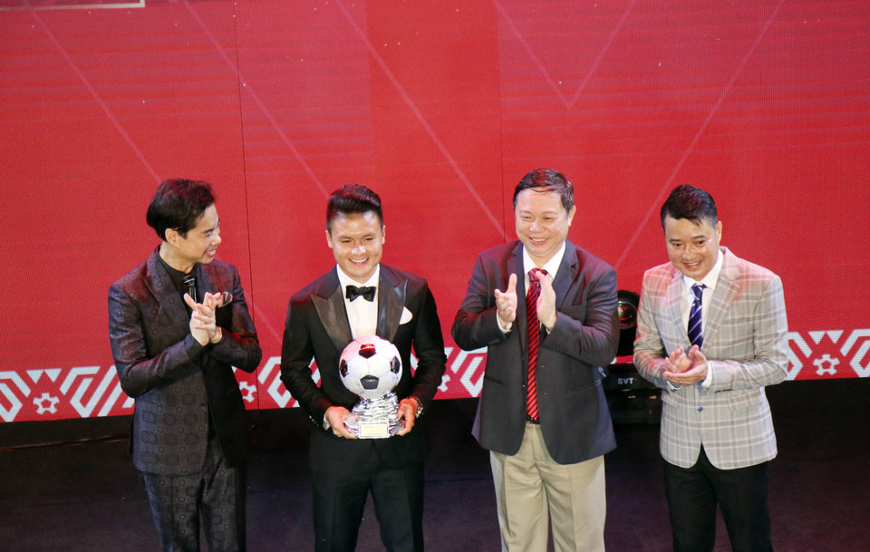 Phó Chủ tịch UBND Thành phố Hồ Chí Minh Dương Anh Đức trao giải Quả bóng Bạc nam 2019 cho Nguyễn Quang Hải. (Ảnh: Tiến Lực/TTXVN)