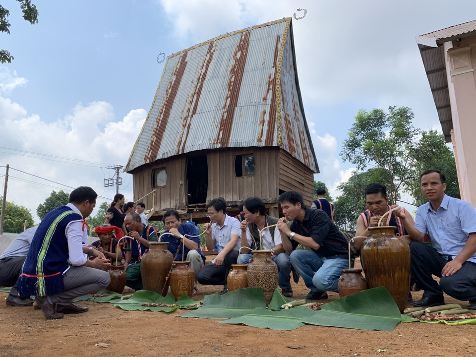 Sau lễ cúng, các thực khách cùng dân làng vui lễ rượu cần mừng cho một vụ mùa mới tốt tươi. (Ảnh: Quang Thái/TTXVN)