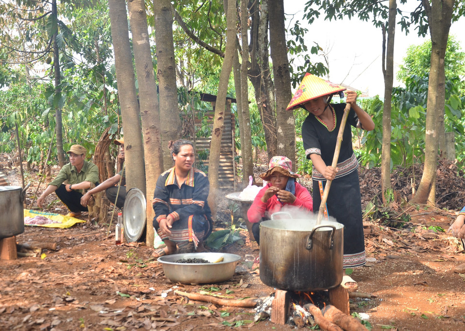 Phụ nữ trong làng O Pếch chuẩn bị các món ăn cho lễ cúng cầu mưa. (Ảnh: Quang Thái/TTXVN)
