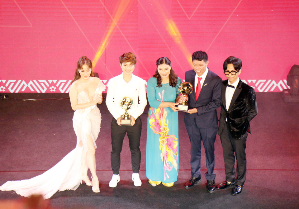 Cầu thủ Nguyễn Thị Tuyết Ngân và người thân cầu thủ Đoàn Văn Hậu nhận giải thưởng Cầu thủ trẻ nữ xuất sắc và Cầu thủ trẻ nam xuất sắc. (Ảnh: Tiến Lực/TTXVN)