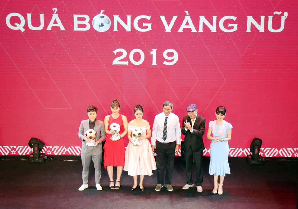 Vinh danh các cầu thủ giành giải thưởng Quả bóng Vàng, Bạc, Đồng nữ năm 2019. (Ảnh: Tiến Lực/TTXVN)
