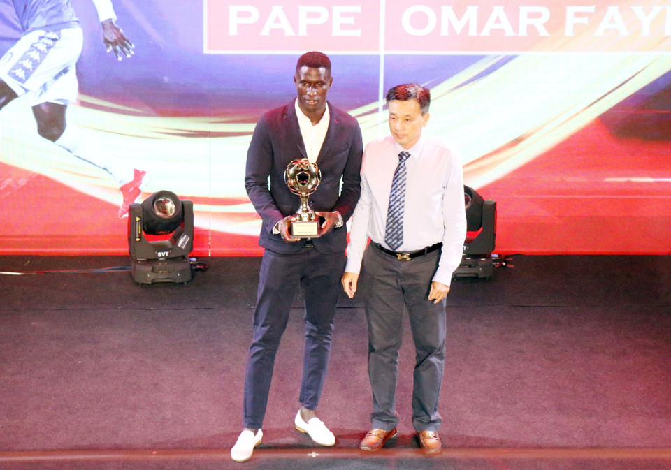 Cầu thủ ngoại xuất sắc được trao cho Pape Omar Faye (Câu lạc bộ Hà Nội). (Ảnh: Tiến Lực/TTXVN)