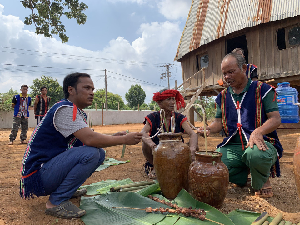 Sau lễ cúng, các thực khách cùng dân làng vui lễ rượu cần mừng cho một vụ mùa mới tốt tươi. (Ảnh: Quang Thái/TTXVN)