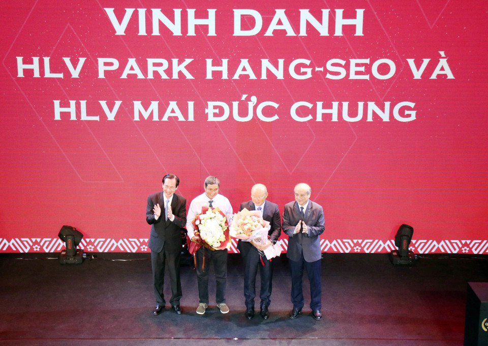 Ban Tổ chức trao Vinh danh Huấn luyện viên Park Hang-seo và Huấn luyện viên Mai Đức Chung. (Ảnh: Tiến Lực/TTXVN)