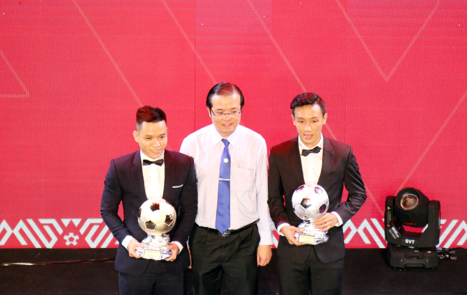 Trao giải Quả bóng Vàng, Quả bóng Bạc Futsal năm 2019 cho Trần Văn Vũ (trái) và Nguyễn Minh Trí (phải). (Ảnh: Tiến Lực/TTXVN)
