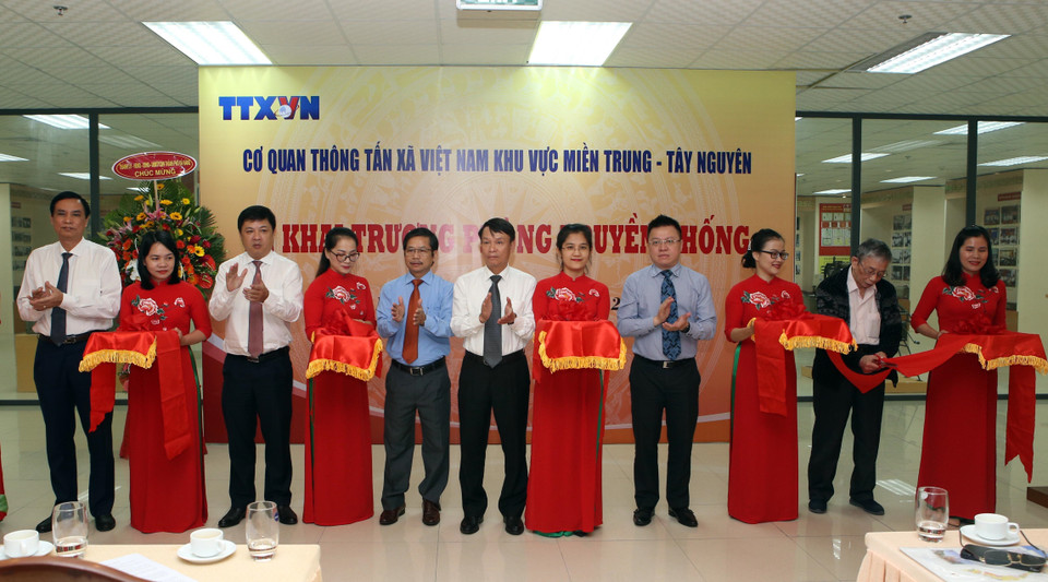 Lễ cắt băng khai trương Phòng truyền thống Cơ quan TTXVN khu vực miền Trung-Tây Nguyên tại thành phố Đà Nẵng. (Ảnh: Trần Lê Lâm/TTXVN)