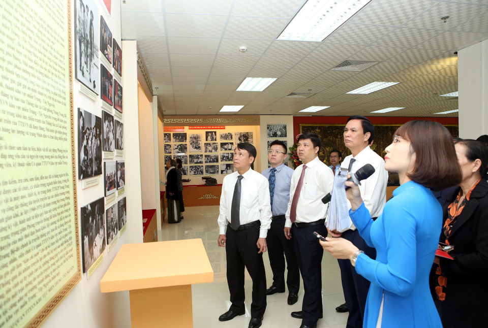 Các đại biểu tham quan Phòng truyền thống Cơ quan TTXVN khu vực miền Trung-Tây Nguyên tại thành phố Đà Nẵng. (Ảnh: Trần Lê Lâm/TTXVN)
