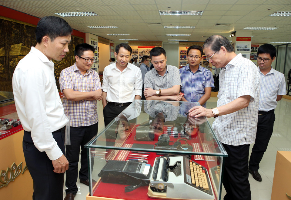 Các đại biểu tham quan Phòng truyền thống Cơ quan TTXVN khu vực miền Trung – Tây Nguyên tại thành phố Đà Nẵng. (Ảnh: Trần Lê Lâm/TTXVN)