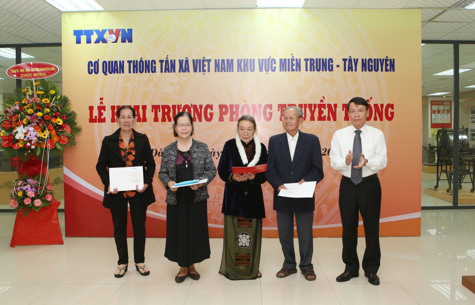 Tổng giám đốc TTXVN Nguyễn Đức Lợi trao tặng sổ tiết kiệm cho thân nhân, gia quyến 17 liệt sỹ, nhà báo của TTXVN đã hy sinh trên các chiến trường khu vực miền Trung-Tây Nguyên tại buổi lễ. (Ảnh: Trần Lê Lâm/TTXVN)