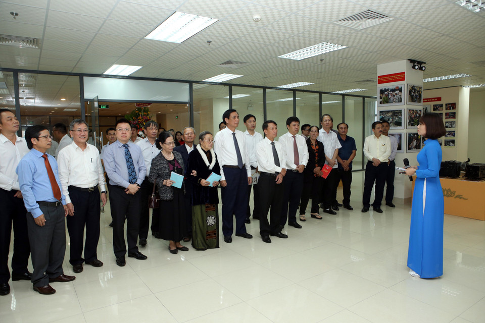 Các đại biểu tham quan Phòng truyền thống Cơ quan TTXVN khu vực miền Trung-Tây Nguyên tại thành phố Đà Nẵng. (Ảnh: Trần Lê Lâm/TTXVN)